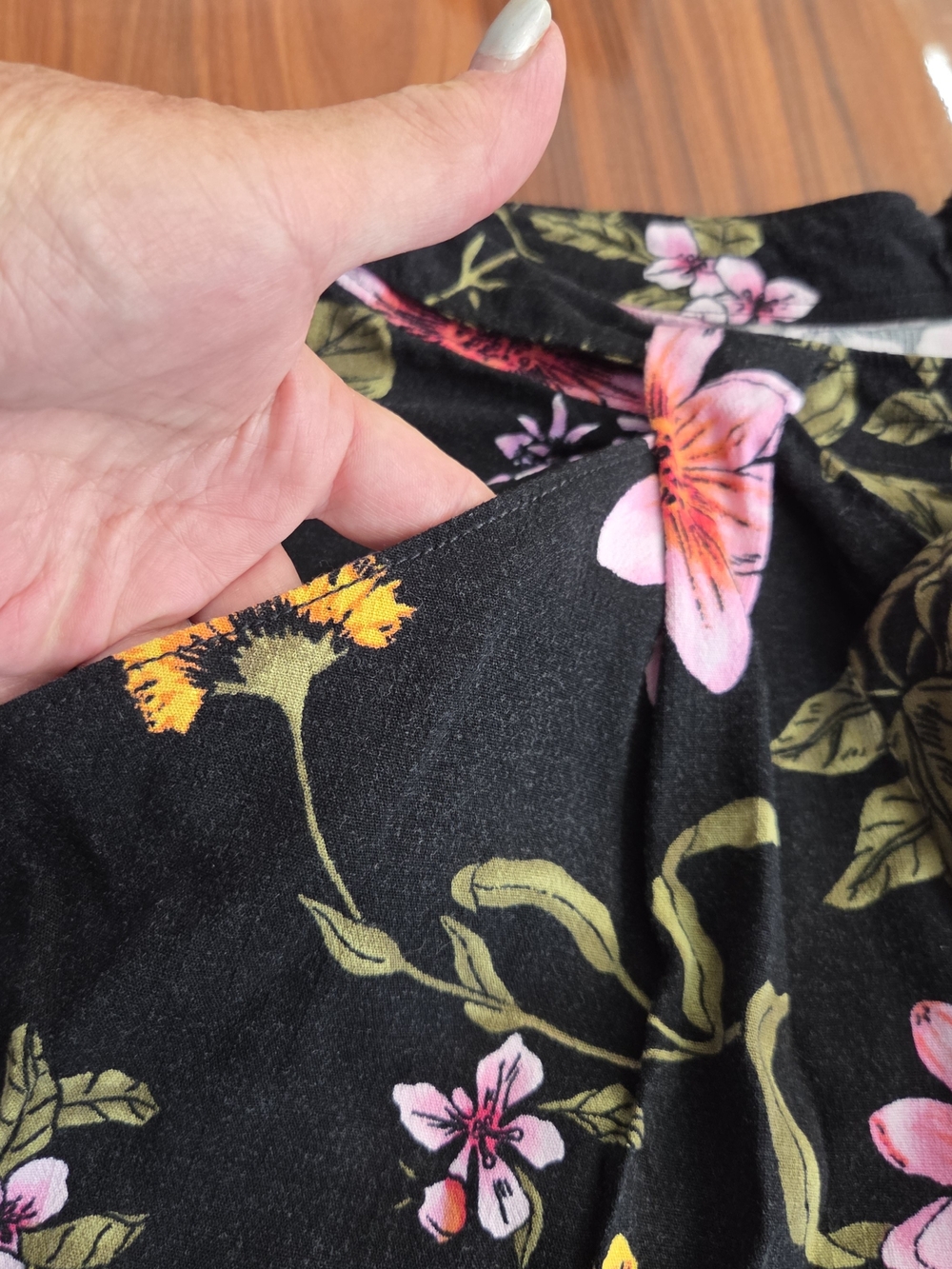 Guess Skylee Pleated Black Floral Tie-Waist Shorts Sz 10 - Picture 4 of 9
